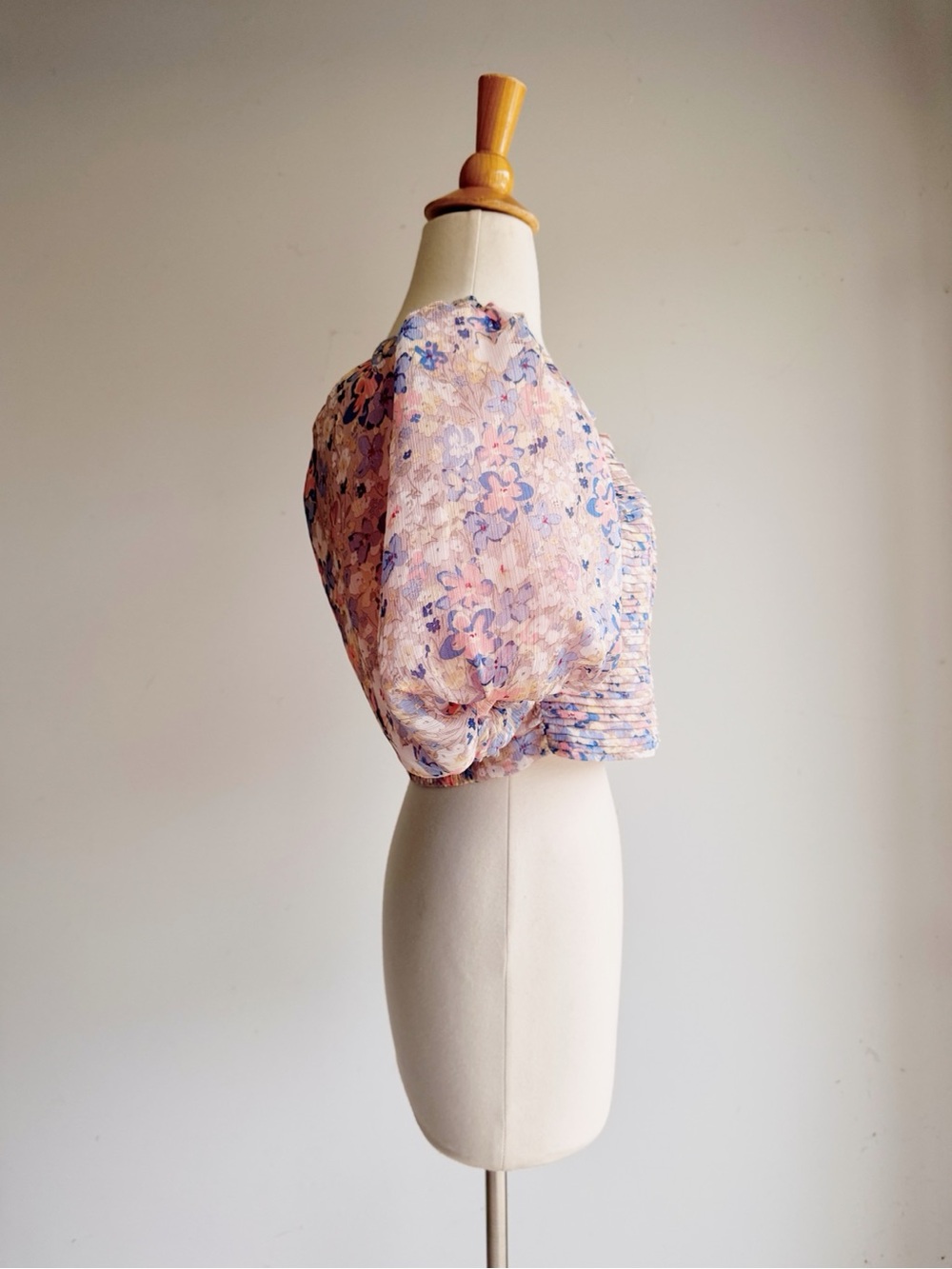 ASTR The Label Floral Smocked Puff Sleeve Crop Top Pastel Romantic M - Picture 3 of 5